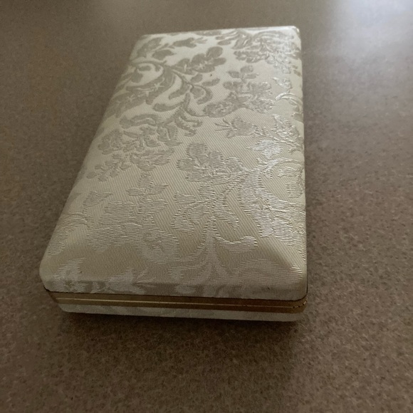 Mele Jewelry Box, 60’s vintage, Floral Satin with Gold Hardware, Hinged - Picture 8 of 9